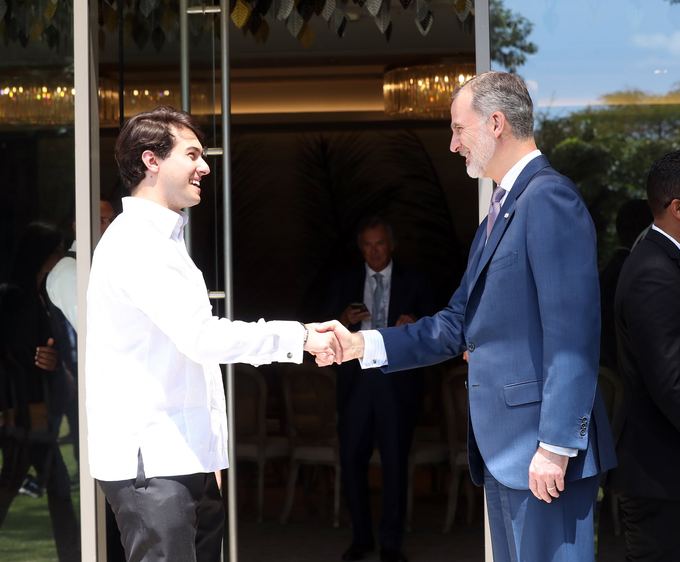 Daniel del Valle Blanco saluda a S. M. el Rey Felipe VI en la Cumbre Iberoamericana de Jóvenes Líderes de la OIJ, 2023