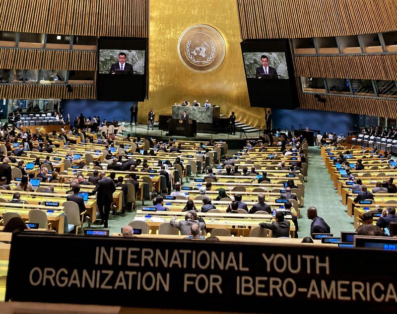 La placa del Organismo Internacional de Juventud para Iberoamérica en el hemiciclo de la Asamblea General de las Naciones Unidas