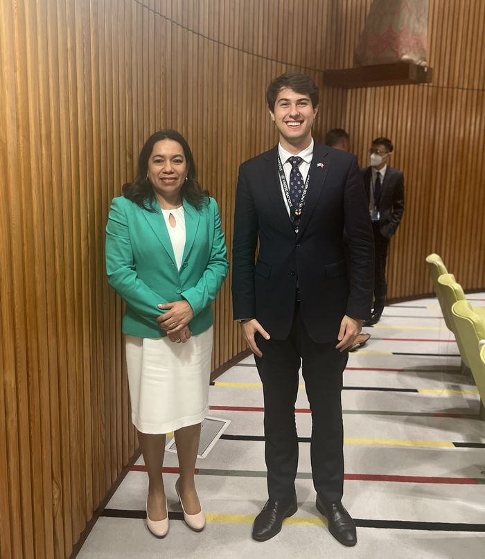 Daniel del Valle Blanco en la sede de las Naciones Unidas tras las consultas informales sobre la Oficina de la ONU para la Juventud, julio de 2022