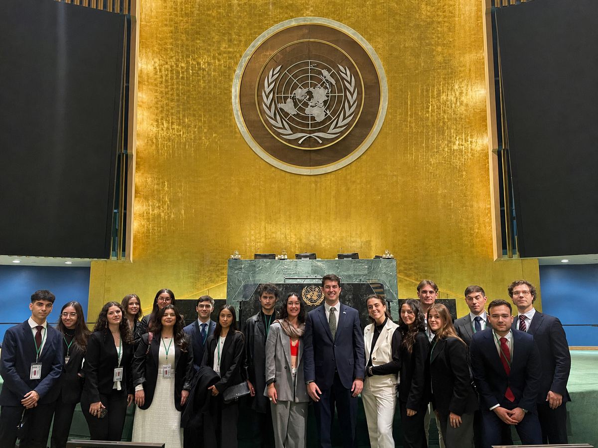 Daniel del Valle Blanco con jóvenes de Castilla y León en la Asamblea General de las Naciones Unidas