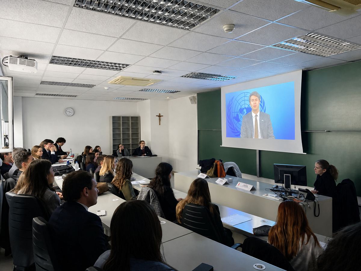 Daniel del Valle Blanco en pantalla, en el Modelo de Naciones Unidas de la Universidad de Navarra