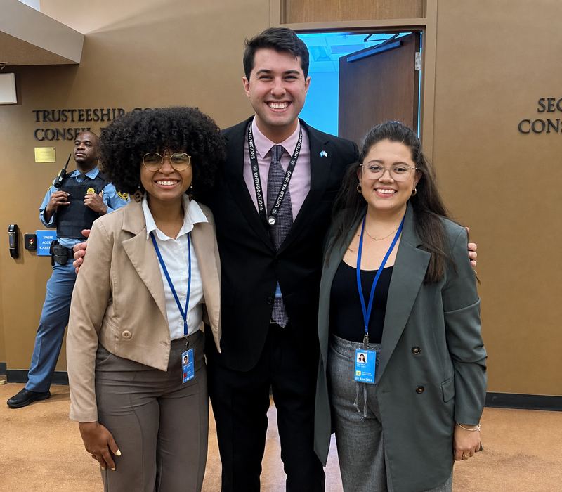 Daniel del Valle Blanco con dos delegadas en el Foro de la Juventud del ECOSOC