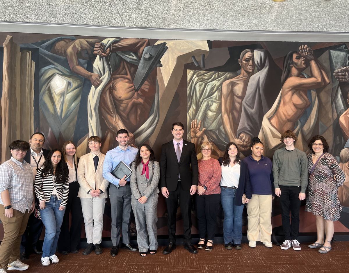 Daniel del Valle Blanco con un grupo de jóvenes en el ECOSOC Youth Forum, Nueva York, 2024