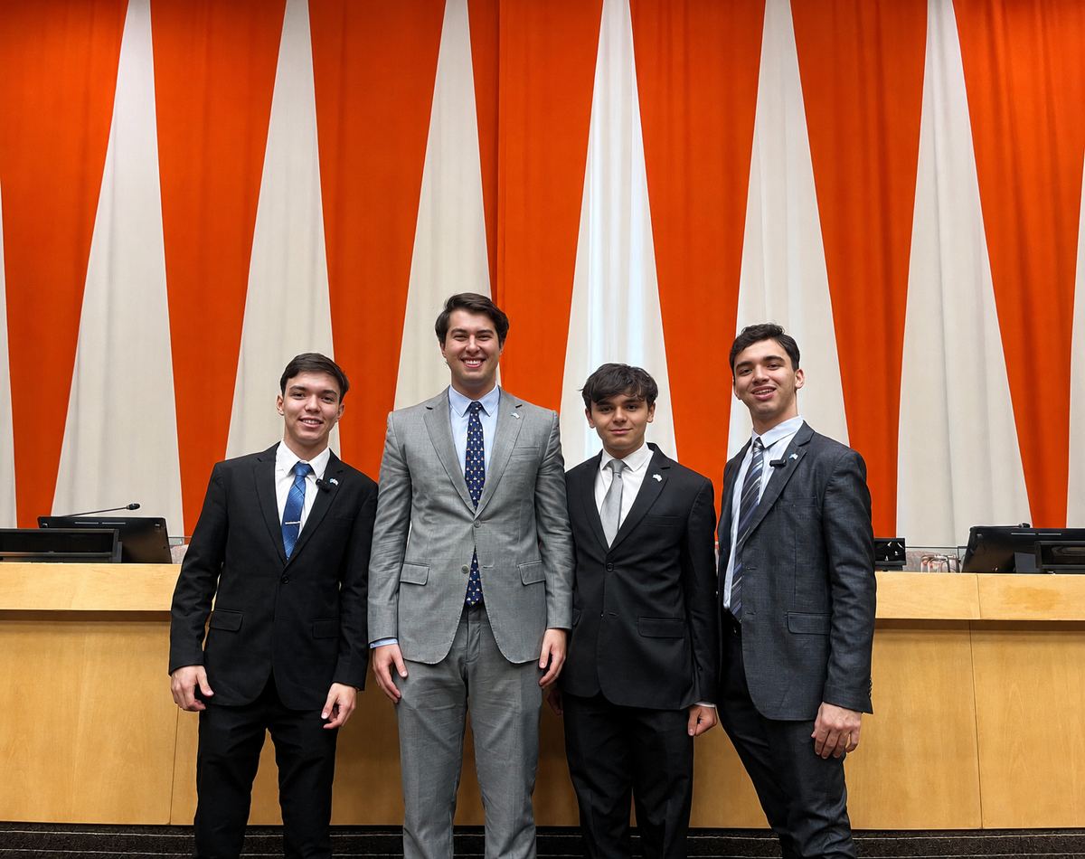 Daniel del Valle Blanco con estudiantes brasileños en las Naciones Unidas
