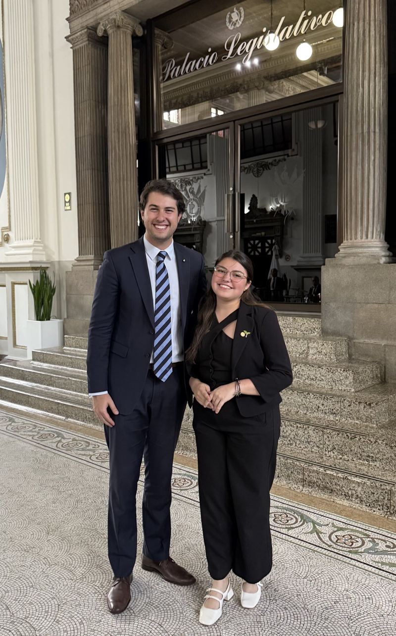 Daniel del Valle Blanco con una diputada de Guatemala ante el Palacio Legislativo