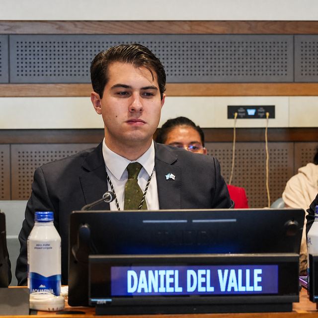 Daniel del Valle Blanco ante su placa en la Primera Conferencia Interuniversitaria sobre Juventud, Educación e Investigación, Naciones Unidas, diciembre de 2023