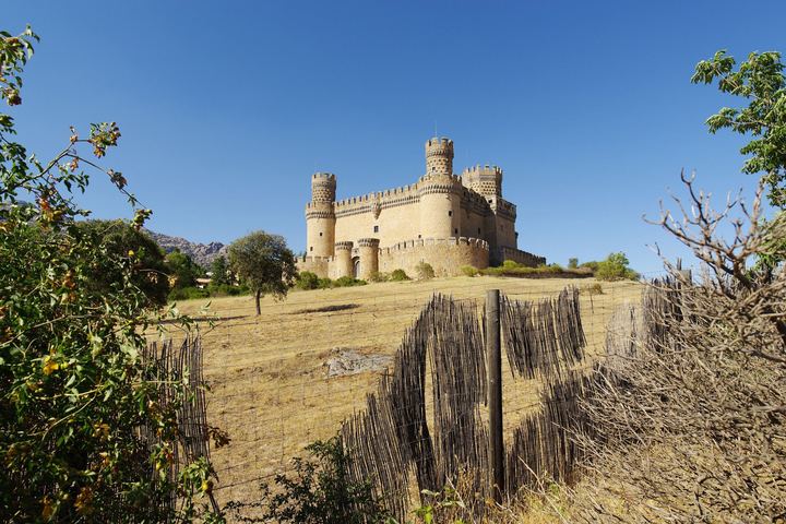 El castillo de Manzanares el Real, en la sierra de Madrid